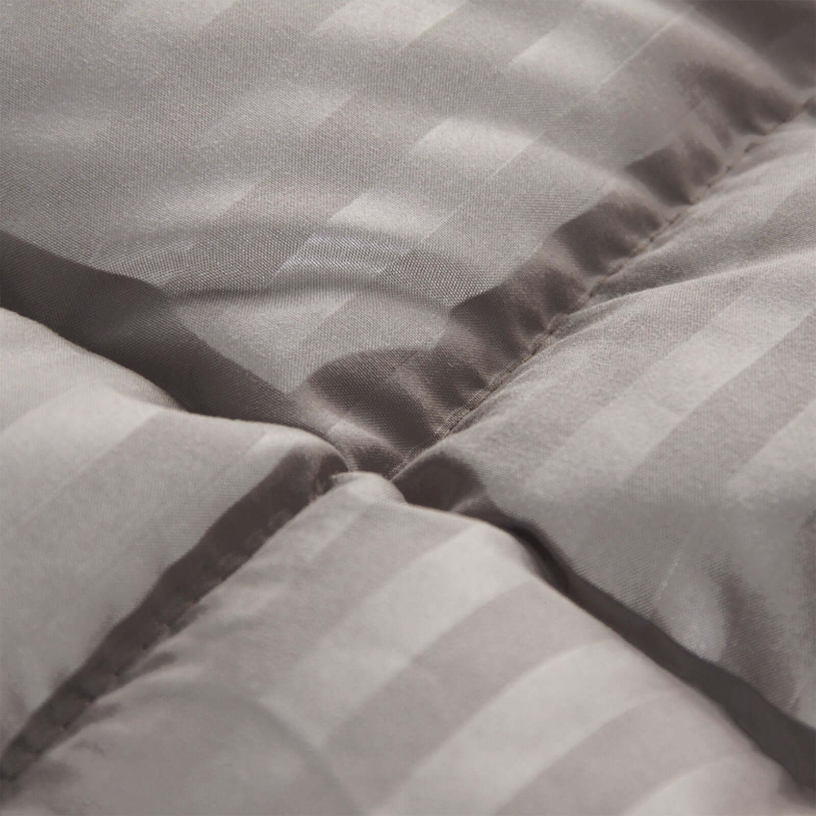 Couette 4 saisons Luxe taupe : réversible et thermorégulatrice - Image 4