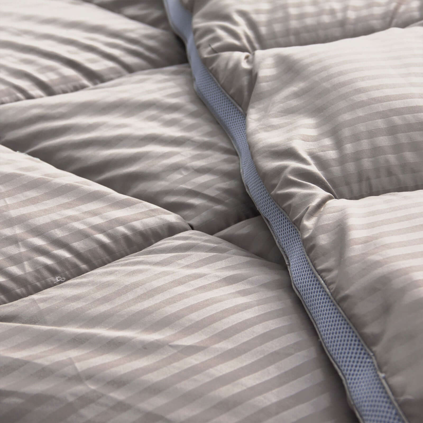 Couette 4 saisons Luxe taupe : réversible et thermorégulatrice - Image 5